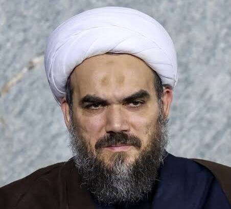 لحظه احساسی حضور داماد رهبر شهید و پدر زهرای شهید ۱۴ ماهه در رواق دارالذکر محمدی گلپایگانی داماد رهبر شهید
