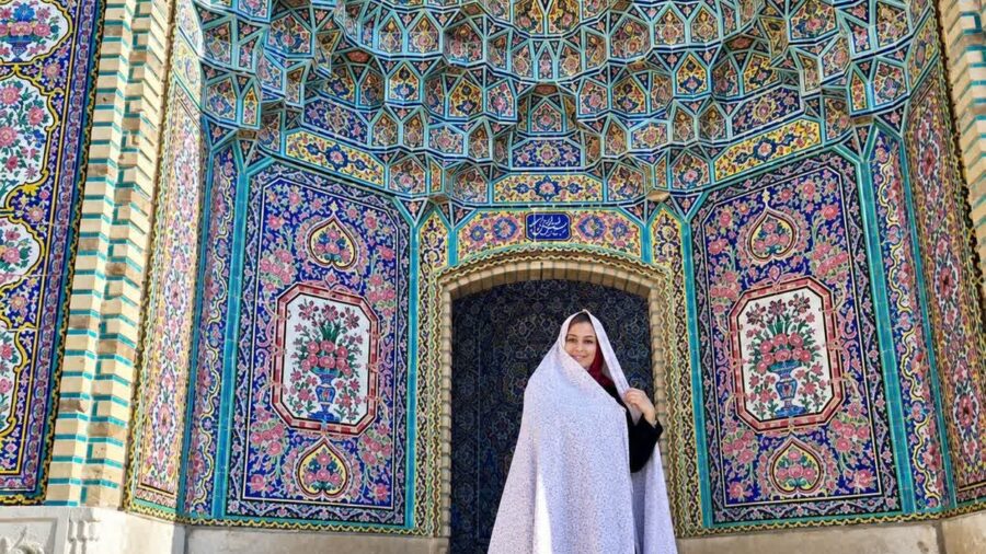 فاطمه فیضی معلمی که هنرجویان را به نمایشگاه های حرفه ای می رساند